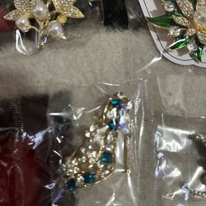 Elegant Gold and blue Brooch Set